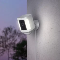 Ring Kameraovervåking|Spotlight Cam Plus Plug-In Overvåkingskamera Hvit